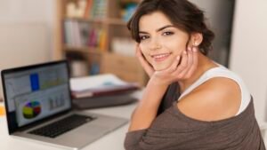 Alt Text (Texto alternativo): Profissional analisando gráficos de desempenho em um notebook