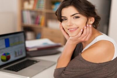 Alt Text (Texto alternativo): Profissional analisando gráficos de desempenho em um notebook