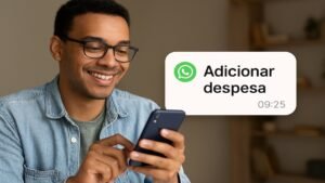 Pessoa sorridente usando óculos e camisa jeans interage com smartphone; notificação do WhatsApp exibe "Assistente financeiro